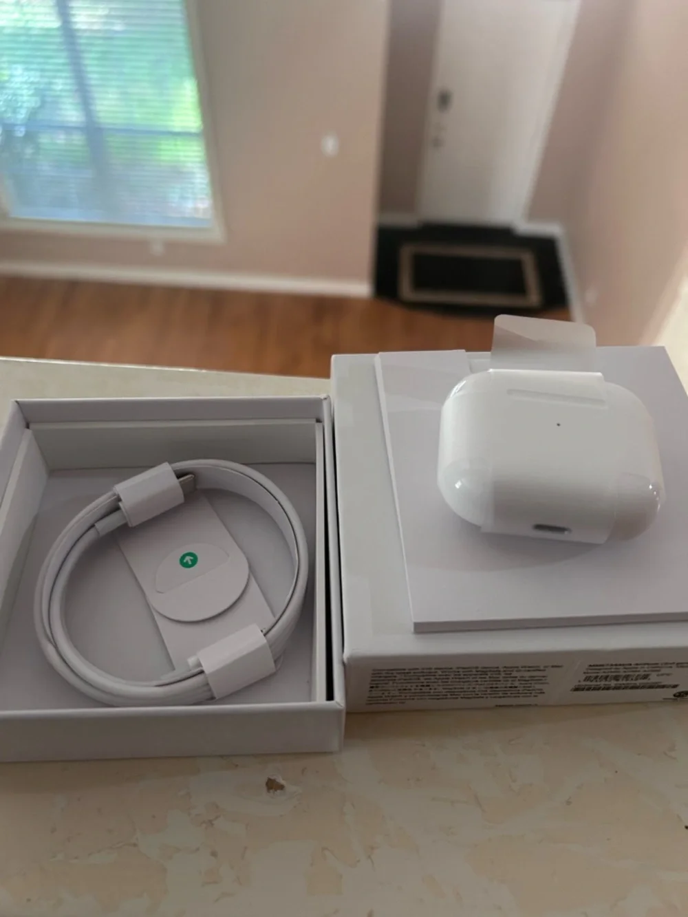 Apple White Wireless Earbuds with Lightning Charging Case